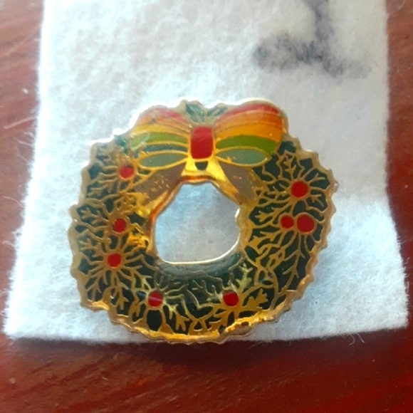 Jewelry - Festive Wreath Brooch with Gold Tone and Green Accents